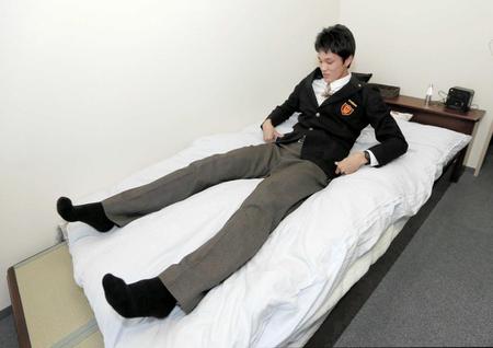 　入寮した部屋のベッドに寝転ぶ藤浪＝２０１３年