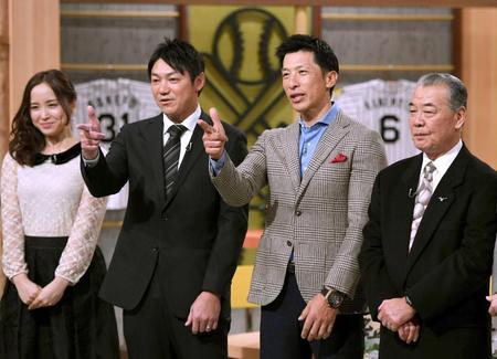 　オープニングでポーズを決める矢野コーチ（中央右）と浜中コーチ（同左）＝撮影・田中太一