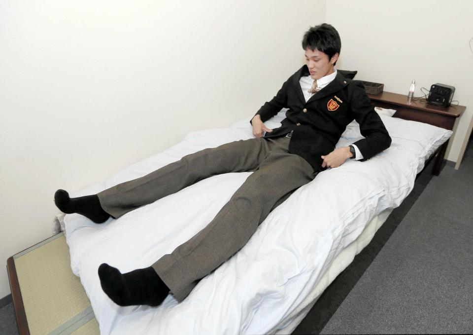 　入寮した部屋のベッドに寝転ぶ藤浪＝２０１３年