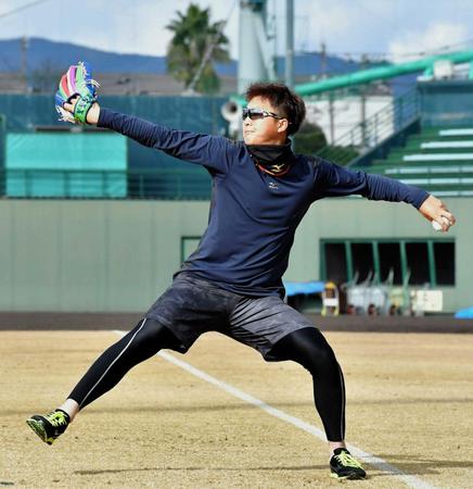 　キャッチボールで汗を流す横山（撮影・高部洋祐）