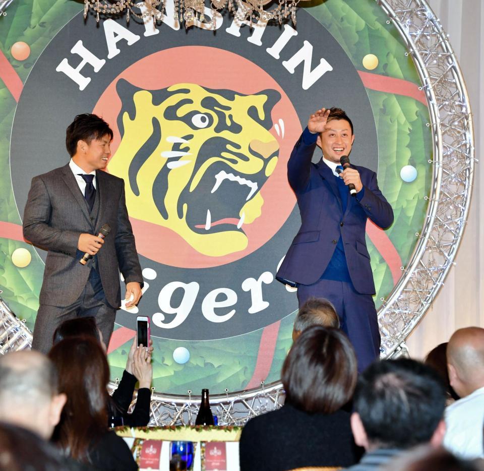 梅野（左）と壇上でファンをわかせる今成