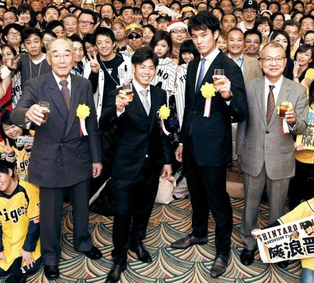 　阪神タイガース激励パーティーで乾杯をする（左から）本紙評論家・若生智男氏、梅野、藤浪、デイリースポーツ・改発社長（撮影・佐々木彰尚）