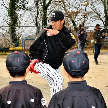 少年に投球指導する岩貞