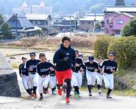 高槻ボーイズの後輩たちとランニングする福永（撮影・飯室逸平）