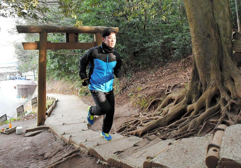 グラウンド裏山にある「球心神社」の階段を駆け上がる糸原（撮影・北村雅宏）