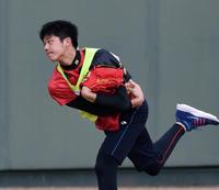 　キャッチボールする阪神ドラフト３位・才木浩人