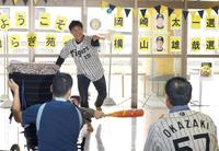 施設利用者とふれあう横山と岡崎（手前）＝撮影・山口登