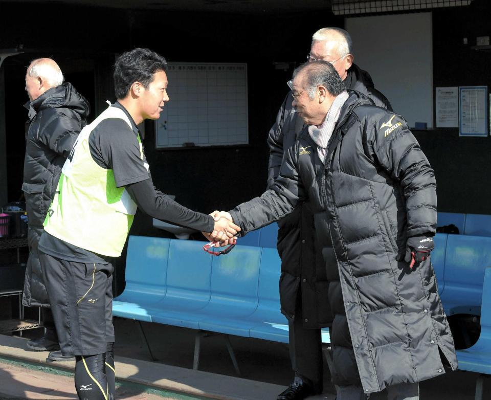 　大山（左）と握手を交わす掛布２軍監督（撮影・北村雅宏）　