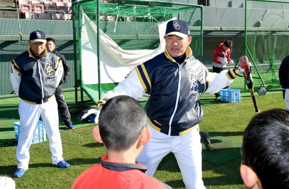 　前田氏（左）の横で子供たちにアドバイスする福留（撮影・田中太一）