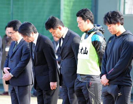 阪神・淡路大震災の被災者に向け、黙とうする（左から）阪神・谷本修常務、阪神・高野栄一本部長、阪神・四藤慶一郎社長、阪神・大山悠輔、阪神・高山俊＝鳴尾浜（撮影・北村雅宏）