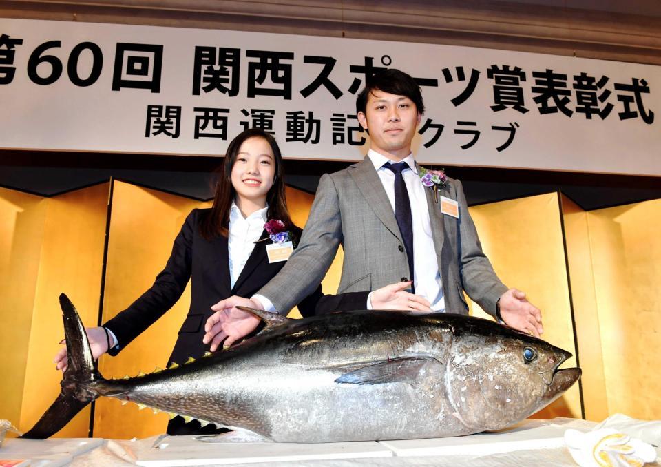 　巨大なマグロを前に笑顔を見せる本田真凜（左）と高山（撮影・高部洋祐）