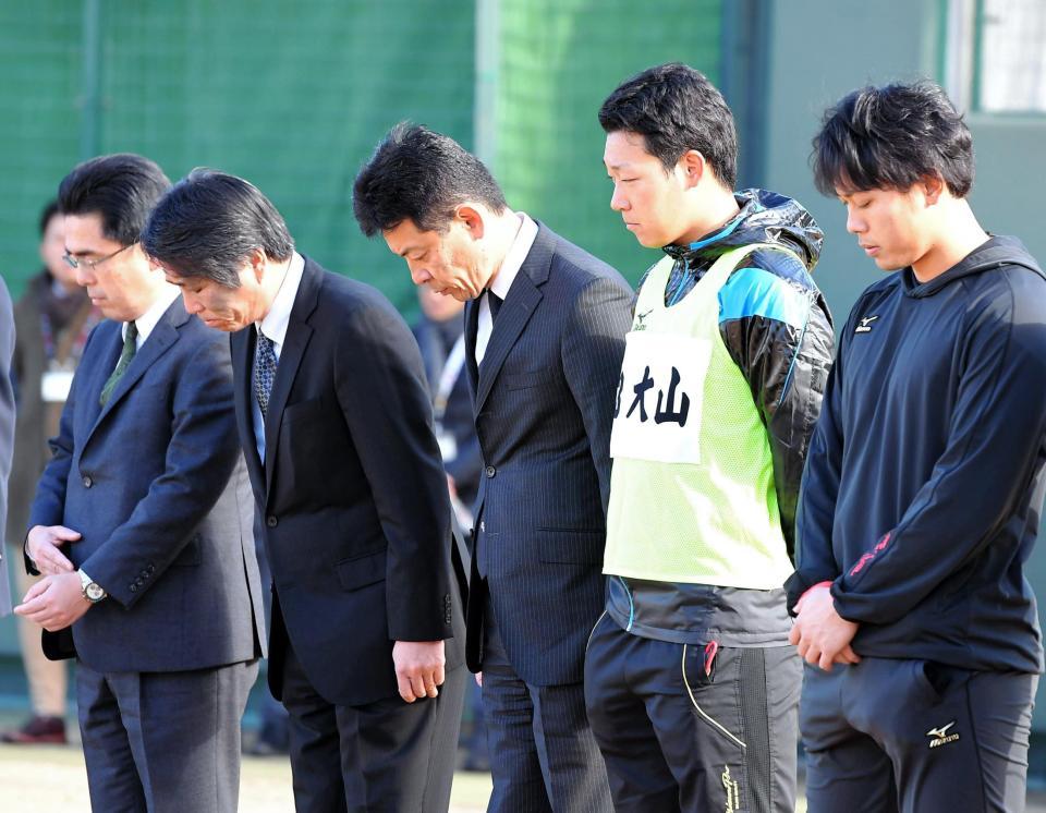 阪神・淡路大震災の被災者に向け、黙とうする（左から）阪神・谷本修常務、阪神・高野栄一本部長、阪神・四藤慶一郎社長、阪神・大山悠輔、阪神・高山俊＝鳴尾浜（撮影・北村雅宏）