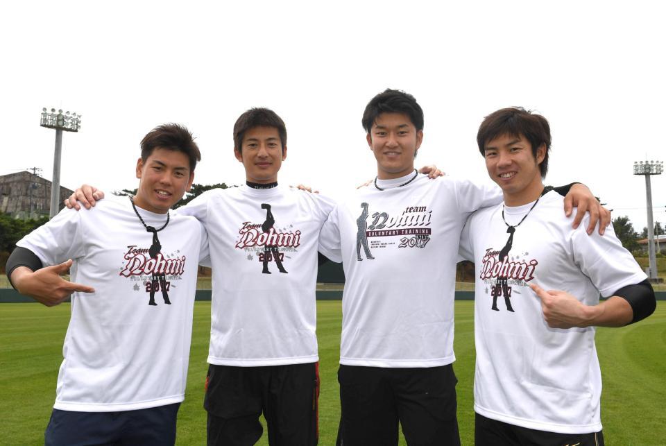 おそろいの「チーム能見」Ｔシャツを着る（左から）阪神・梅野隆太郎、阪神・能見篤史、阪神・岩貞祐太、阪神・緒方凌介＝沖縄・宜野座（撮影・飯室逸平）