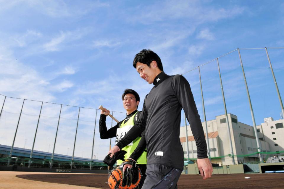 合同自主トレを終え、長坂（左）とグラウンドから引き揚げる小野　