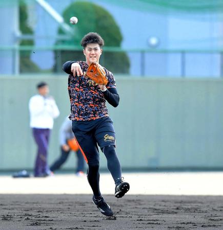 　１７日、鳴尾浜で遊撃のポジションに就き、一塁へ送球する板山