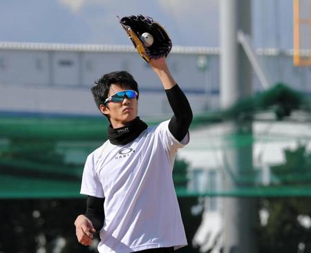 ＷＢＣ公式球でキャッチボールする阪神・藤浪晋太郎＝鳴尾浜（撮影・北村雅宏）