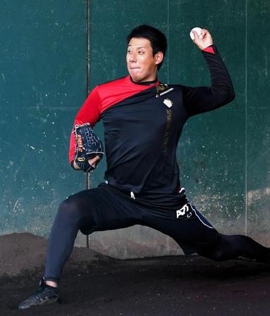 ブルペンで投球する阪神・山本翔也＝鳴尾浜（撮影・北村雅宏）