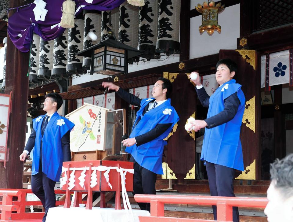 福玉まきを行った（左から）阪神の坂本、青柳、竹安＝大阪天満宮（撮影・佐藤厚）
