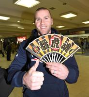 来日し、センスを手にサムアップする阪神　エリック・キャンベル＝大阪・伊丹空港（撮影・飯室逸平）