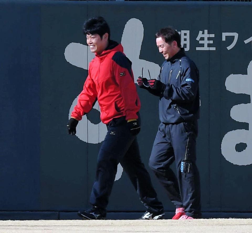 阪神・原口文仁と談笑する阪神・柳瀬明宏（右）＝鳴尾浜（撮影・北村雅宏）