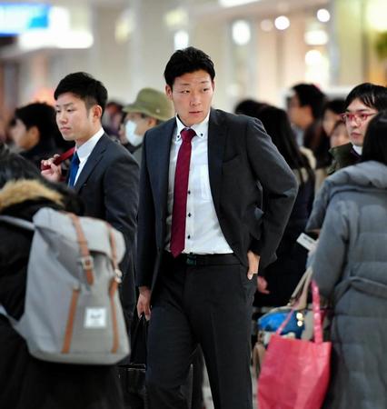 阪神・糸原健斗（左）らとともに沖縄へと出発する阪神・大山悠輔＝伊丹空港（撮影・高部洋祐）
