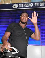 来日し、笑顔で手を振る阪神　ロマン・メンデス＝関西国際空港（撮影・高部洋祐）