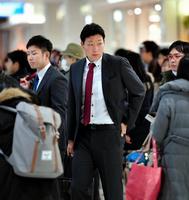 阪神・糸原健斗（左）らとともに沖縄へと出発する阪神・大山悠輔＝伊丹空港（撮影・高部洋祐）