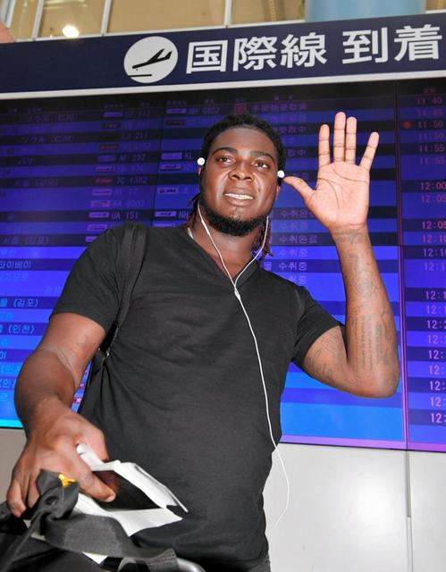 阪神の新外国人・メンデス、半袖Ｔシャツ姿で来日