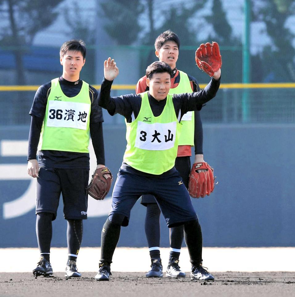 　ノックを受ける大山（中央）＝撮影・北村雅宏