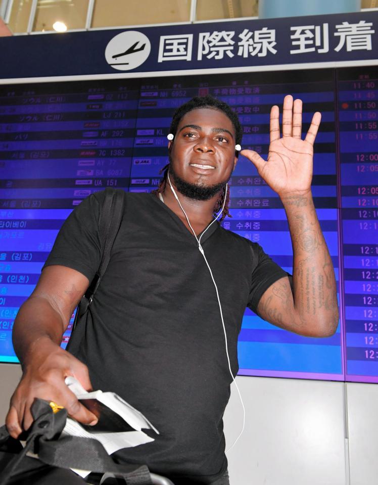 来日し、笑顔で手を振る阪神　ロマン・メンデス＝関西国際空港（撮影・高部洋祐）