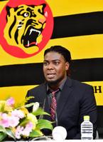 入団会見を行う阪神　ロマン・メンデス＝阪神球団事務所（撮影・高部洋祐）