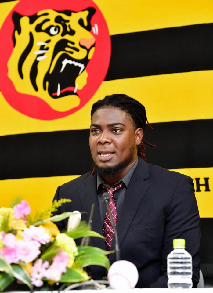 入団会見を行う阪神　ロマン・メンデス＝阪神球団事務所（撮影・高部洋祐）