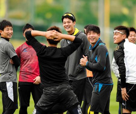 　松田（手前）のダンスに笑顔を見せる藤浪（中央）らナイン（撮影・北村雅宏）