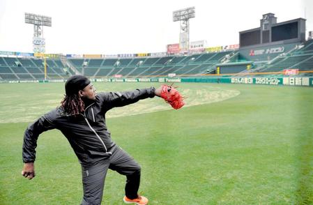 入団会見後、グラウンドでキャッチボールするメンデス（撮影・高部洋祐）