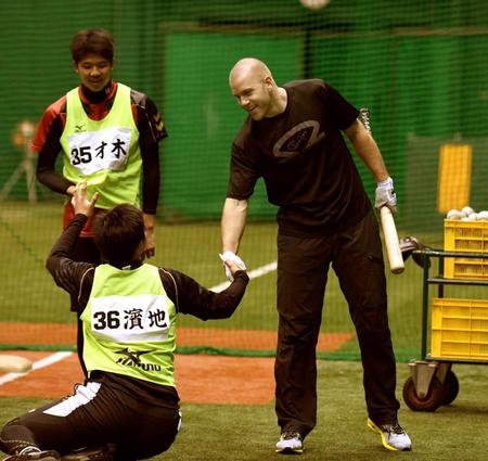 新人の阪神・浜地真澄、阪神・才木浩人と握手をしてあいさつする阪神　エリック・キャンベル＝甲子園（撮影・田中太一）