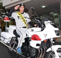 白バイにまたがり敬礼する青柳（撮影・飯室逸平）