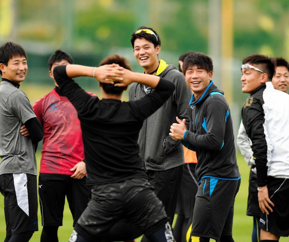 　松田（手前）のダンスに笑顔を見せる藤浪（中央）らナイン（撮影・北村雅宏）