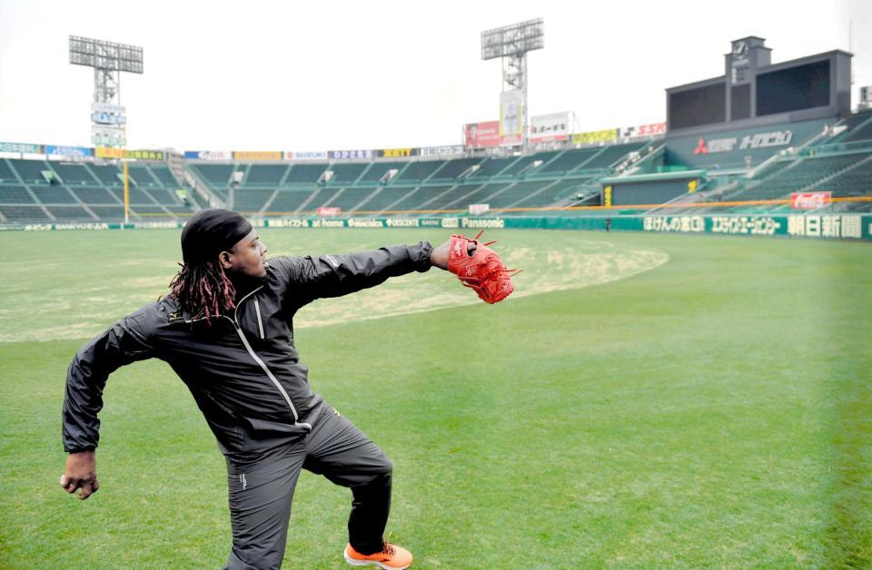 入団会見後、グラウンドでキャッチボールするメンデス（撮影・高部洋祐）