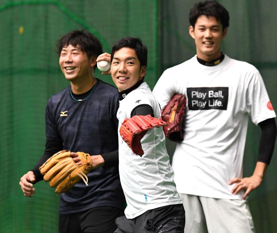 阪神・藤浪晋太郎らとにこやかに守備練習する小野泰己＝宜野座（撮影・飯室逸平）