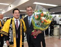 花束を手に笑顔を見せる阪神・掛布雅之２軍監督（右）と横山幾夫安芸市長＝高知龍馬空港（撮影・田中太一）
