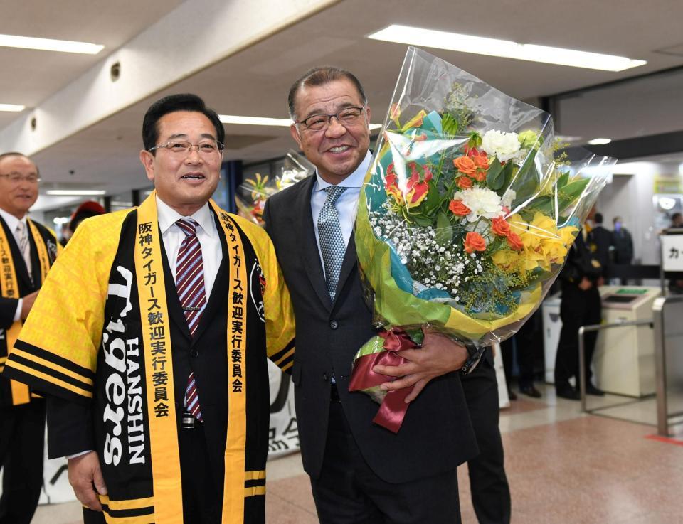 花束を手に笑顔を見せる阪神・掛布雅之２軍監督（右）と横山幾夫安芸市長＝高知龍馬空港（撮影・田中太一）