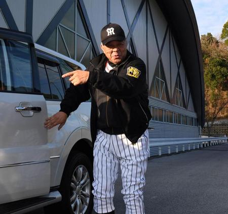 球場に到着した掛布２軍監督＝安芸