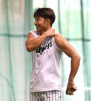 笑顔でＴシャツをまくり上げる鳥谷＝宜野座