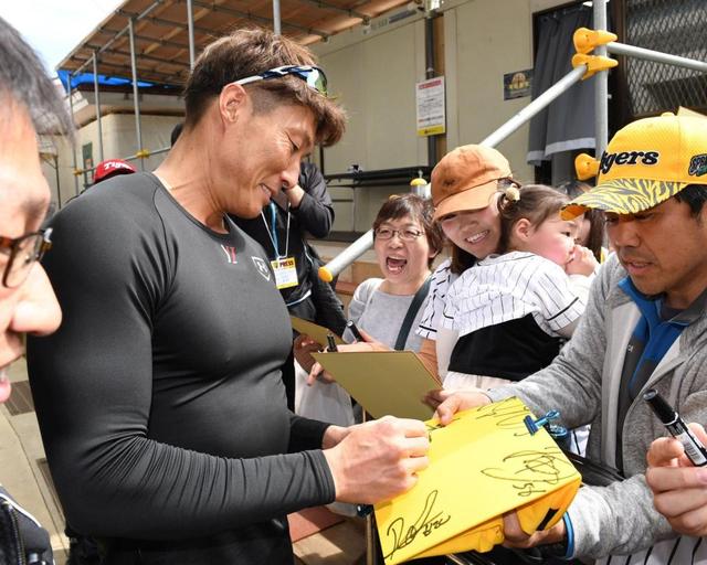 糸井が即席サイン会、お宝ゲットにファン大喜び