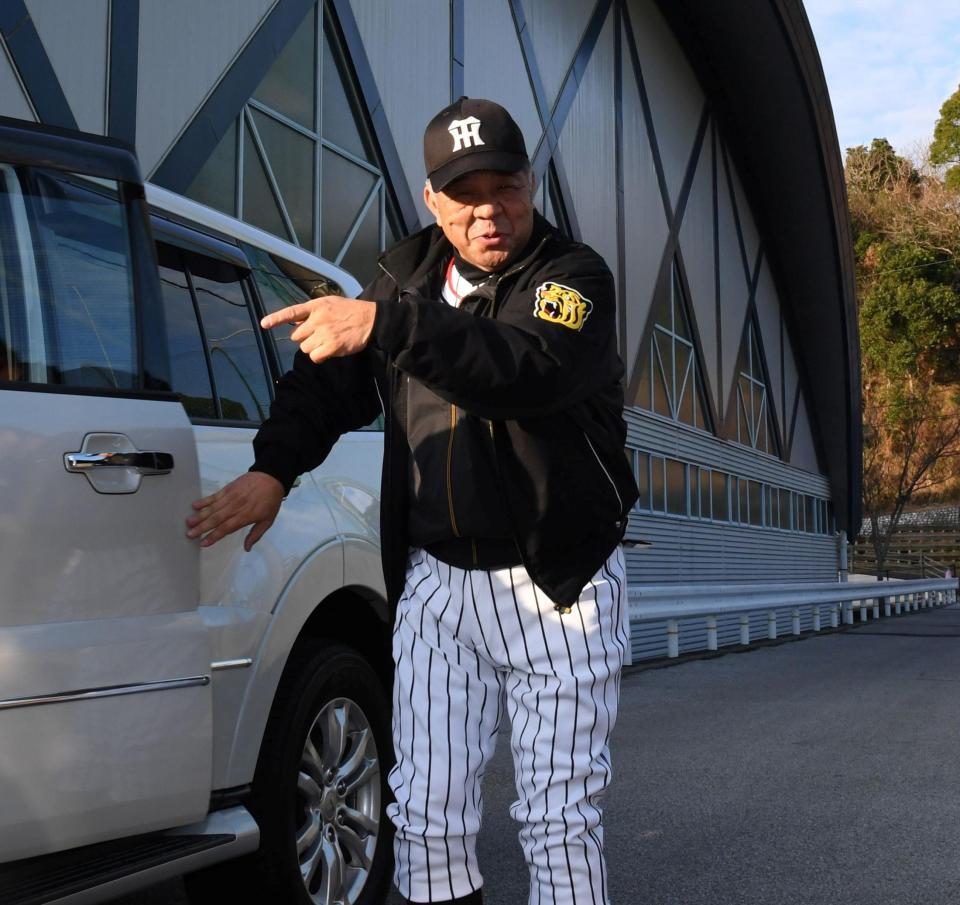 球場に到着した掛布２軍監督＝安芸
