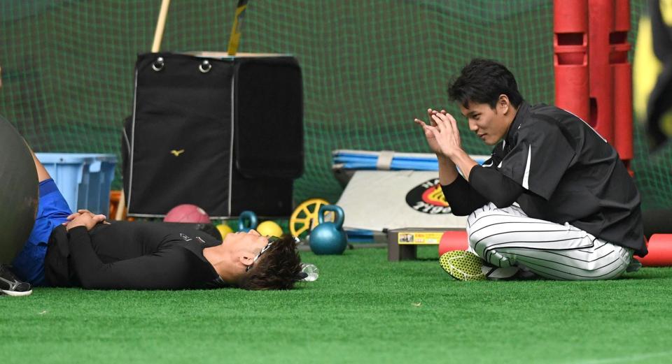 糸井（左）と話する藤浪＝宜野座