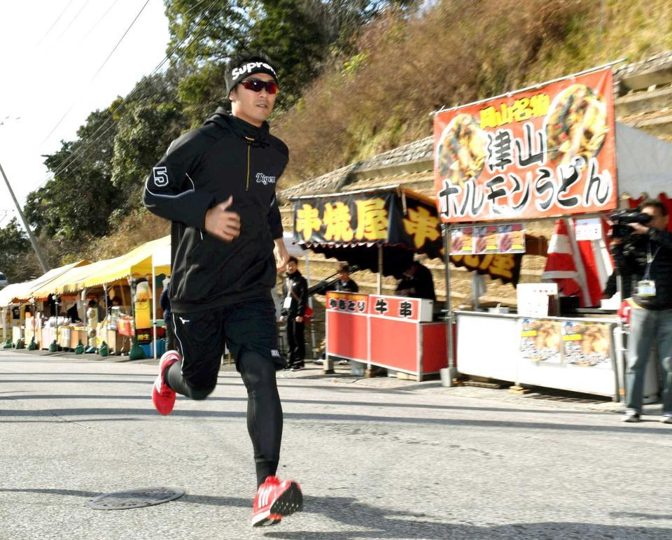 　露店が並ぶ坂道でダッシュを繰り返す西岡（撮影・田中太一）