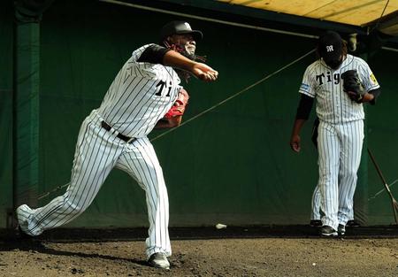 　ブルペンで投球練習するメンデス（左）とマテオ