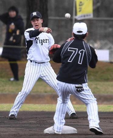 　特守で汗を流す植田（左）