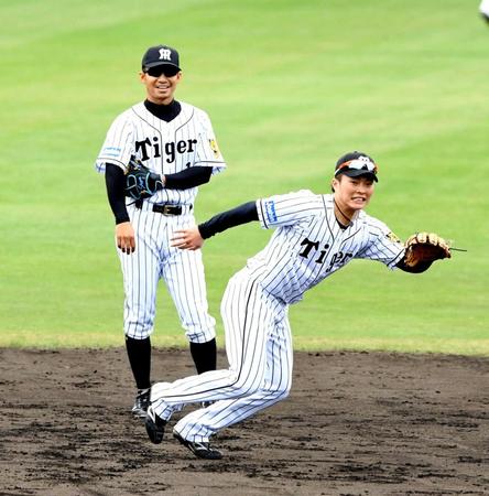 　ショートのポジションでシートノックを受ける鳥谷（左）と北條（撮影・金田祐二）